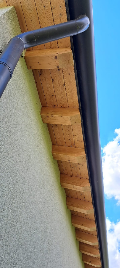 Terasa din lemn cu grinzi decorative vopsite în negru, realizată de Kevyus Center SRL în stil modern-rustic